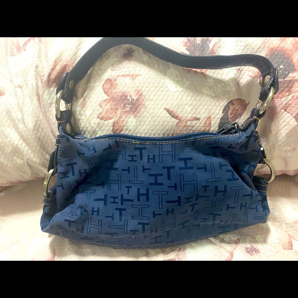 Small Tommy Hilfiger hand bag.